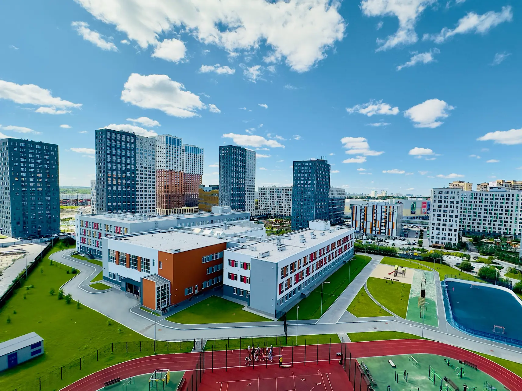 Новый корпус школы N48 с красивой территорией и спортивными площадками.