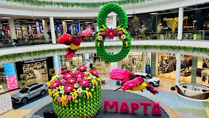 Праздничная композиция из воздушных шаров к 8 Марта в ТРЦ «Тюмень Сити Молл»