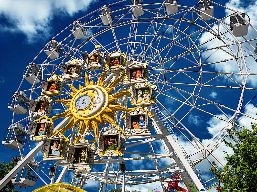 Уникальное колесо обозрения Тюмени: поющие часы на Цветном бульваре