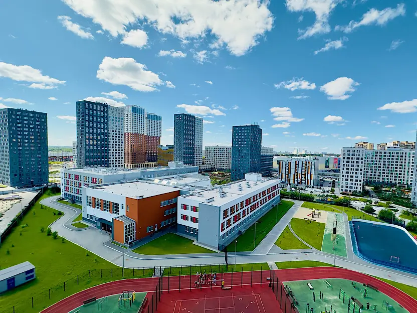 Новый корпус школы N48 с красивой территорией и спортивными площадками.